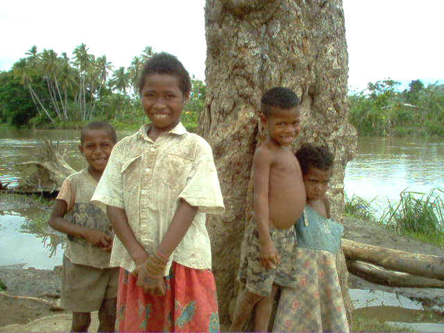 Children at Angabanga Bridge markets